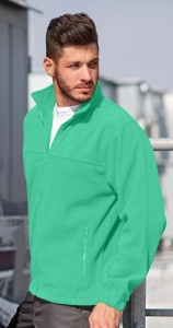 Barbat imbracat in bluza tip jacheta polar cu fermoar si buzunare de culoare verde menta