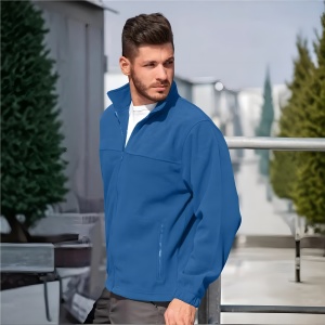 Barbat imbracat in bluza tip jacheta polar cu fermoar si buzunare de culoare albastru azuriu