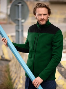 Barbat imbracat in bluza groasa tip jacheta polar calduroasa cu fermoar de culoare verde sticla
