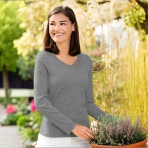 Bluza dama guler in v gri inchis purtata de o femeie frumoasa prezinta in natrura calitatea bluzei pentru femei de culoare gri inchis