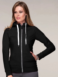 Femeie îmbrăcată într-un hanorac dama tip bluza cu fermoar si buzunare de culoare negru