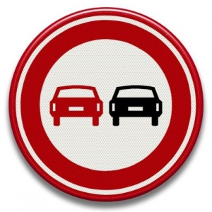 Indicator de circulatie depasirea autovehiculelor cu exceptia motocicletelor fara atas interzisa, Sticker autocolant