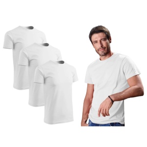 Barbat imbracat in tricou de culoare alba prezentand setul de 3 tricouri