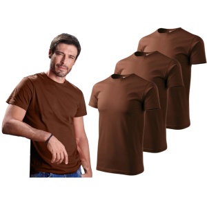 Barbat imbracat in tricou de culoare ciocolatiu prezentand setul de 3 tricouri