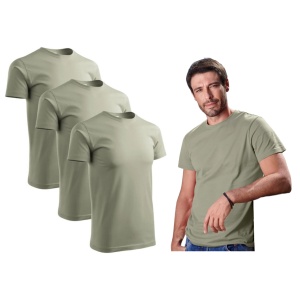 Barbat imbracat in tricou de culoare kaki deschis prezentand setul de 3 tricouri
