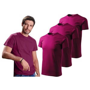 Barbat imbracat in tricou de culoare rosu fucsie prezentand setul de 3 tricouri