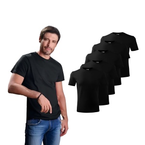 Barbat imbracat in tricou negru din bumbac 100% prezentand setul de 5 tricouri pentru barbati