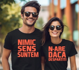 Un bărbat și o femeie purtând tricouri negre cu mesaje complementare. Tricoul bărbatului scrie 'NIMIC SENS SUNTEM', iar tricoul femeii scrie 'N-ARE DACA DESPARTITI', ambii zâmbind și purtând ochelari de soare într-un decor urban.