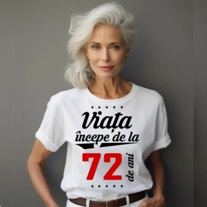 Femeie care poartă un tricou alb personalizat cu mesajul: ''Viața începe de la 72 de ani''