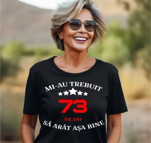 Femeie zâmbitoare purtând un tricou aniversar personalizat cu mesajul: ''Mi-au trebuit 73 de ani sa arat asa bine''