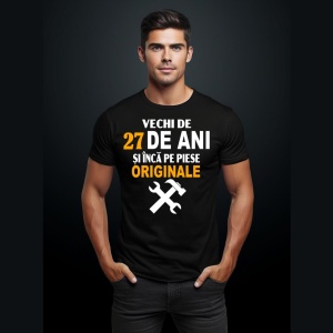 Bărbat care poartă tricoul personalizat primit cadou si are vârsta de 27 de ani