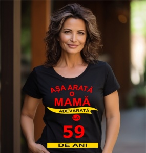 Femeie zâmbitoare purtând un tricou cu mesajul: ''Așa arată o mamă adevărată la 59 de ani''