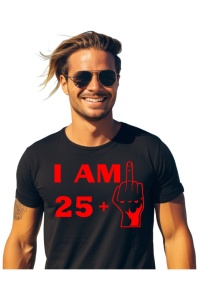 Tricou barbat personalizat cu varsta de 26 ani imbracat de un barbat atragator care prezinta tricoul primit cadou de ziua lui