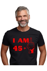 Tricou barbat personalizat cu varsta de 46 ani imbracat de un barbat atragator care prezinta tricoul primit cadou de ziua lui
