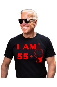 Tricou barbat personalizat cu varsta de 56 ani imbracat de un barbat atragator care prezinta tricoul primit cadou de ziua lui