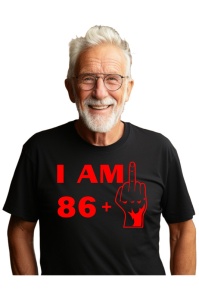 Tricou barbat personalizat cu varsta de 87 ani imbracat de un barbat atragator care prezinta tricoul primit cadou de ziua lui