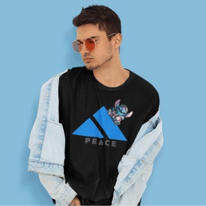 Tânăr cu ochelari de soare purtând un tricou negru cu un triunghi albastru și cuvântul 'PEACE' dedesubt, având un personaj animat albastru(Stitch) situat pe marginea triunghiului, și o geacă din denim deschisă pe umeri, pe un fundal albastru.