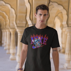 Tânăr purtând un tricou negru cu un design vibrant ce include un personaj animat albastru(Stitch) cu detalii de flăcări și un logo stilizat Nike. Fundalul arată arcade și coloane arhitecturale într-un stil tradițional, de culoare deschisă.