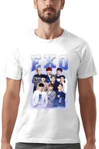 Tricou alb cu design grafic ce include imagini ale membrilor unei trupe și textul 'EXO' scris deasupra.
