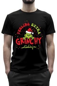 Tricou negru cu un design colorat înfățișându-l pe Grinch cu o pălărie de Moș Crăciun, alături de textul „Feeling Extra Grinchy Today” în culori roșii și verzi, înconjurat de luminițe de Crăciun.