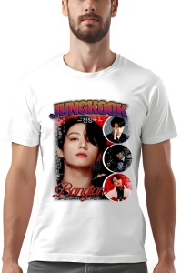 Tricou alb cu design grafic ce include imagini ale unui artist și textul 'JUNGKOOK' și 'Bangtan' scrise deasupra și dedesubt.