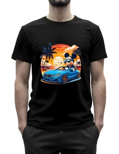 Tricou negru cu un design vibrant ce prezintă un personaj animat iconic(Mickey) conducând un automobil sport de culoare albastră. În fundal se află un peisaj tropical cu palmieri și un apus colorat, evocând o atmosferă de vacanță și relaxare.