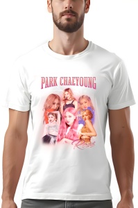 Tricou alb cu design grafic ce include imagini ale unei artiste și textele 'PARK CHAEYOUNG' și 'Rosé' scrise deasupra și dedesubt.