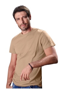 Tricou barbat Simplu basic nisip purtat de un bărbat frumos si tanar