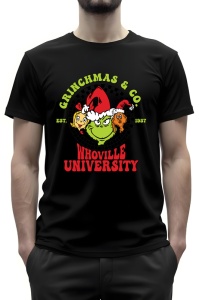Tricou negru cu un design inspirat de Crăciun, cu textul 'Grinchmas & Co. Whoville University' și anul 'Est. 1957'. În centru este un cerc cu un model în carouri alb-negru, unde apare un Grinch purtând o căciulă de Moș Crăciun, alături de două personaje a