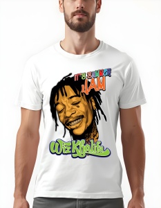 Bărbat purtând un tricou alb cu imprimeu grafic al artistului Wiz Khalifa, cu un portret stilizat al acestuia zâmbind și textul 'It's Summer Jam' în culori vibrante, iar numele Wiz Khalifa scris în verde în partea de jos.