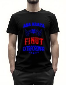 Bărbat purtând un tricou negru cu mesajul ‘Așa arată un finuț extraordinar’ scris în culorile albastru și roșu, însoțit de grafică cu mâini ridicând degetele mari și stele decorative.
