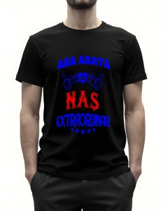 Bărbat purtând un tricou negru cu textul ‘Așa arată un naș extraordinar’ în albastru și roșu, cu grafică de două mâini cu degetele mari ridicate și stele decorative.