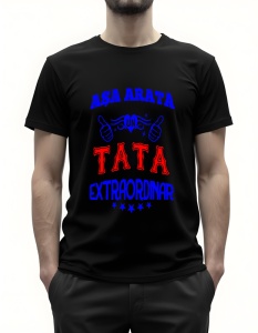 Bărbat purtând un tricou negru cu textul ‘Așa arată un tată extraordinar’ în albastru și roșu, cu grafică de două mâini cu degetele mari ridicate și stele decorative.