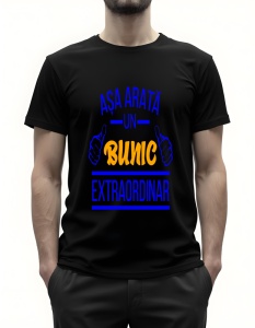 Bărbat purtând un tricou negru cu textul ‘Așa arată un bunic extraordinar’ în albastru și portocaliu, însoțit de o grafică cu două mâini cu degetele mari ridicate.