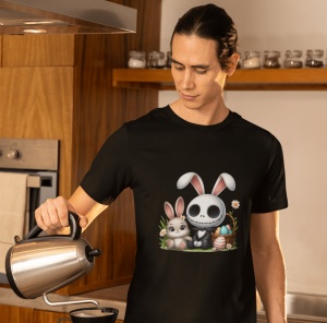 Bărbat pregătind cafea în bucătărie, purtând un tricou negru cu un design festiv care îl înfățișează pe Jack Skellington în urechi de iepuraș de Paște, alături de un iepuraș și un coș cu ouă colorate.