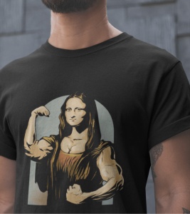 Prim-plan al unui tricou negru cu un design amuzant al Mona Lisei musculoase, purtat de un bărbat cu barbă, pe un fundal gri.