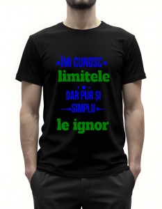Bărbat purtând un tricou negru cu text în română: ‘Îmi cunosc limitele, dar pur și simplu le ignor’, în albastru și verde.