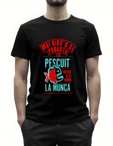Bărbat purtând un tricou negru cu mesaj în română: ‘Mai bine o zi proastă la pescuit decât o zi bună la muncă’, în roșu și turcoaz, cu o grafică de pește stilizat.