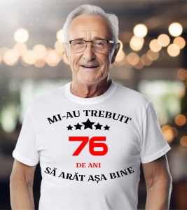 Un bărbat purtând un tricou alb cu mesajul: „Mi-au trebuit 76 de ani să arăt așa bine”