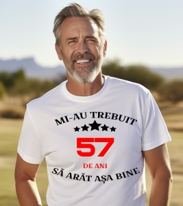 Un bărbat purtând un tricou alb cu mesajul: „Mi-au trebuit 57 de ani să arăt așa bine”