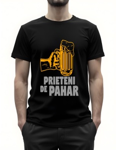 Bărbat purtând un tricou negru, inscripționat cu textul "PRIETENI DE PAHAR", este perfect pentru a sărbători prietenia și momentele plăcute petrecute alături de cei dragi. Imaginea unei halbe de bere, însoțită de un mesaj jucăuș, îl face ideal pentru întâ