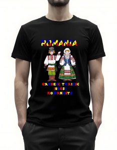 Bărbat purtând un tricou negru care are un design vibrant, care celebrează cultura românească. Pe el se află inscripția „ROMÂNIA” în culori strălucitoare, iar alături sunt reprezentate un bărbat și o femeie îmbrăcați în costume tradiționale românești. Sub