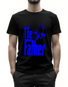 Bărbat purtând un tricou negru cu inscripția „The Father”, scrisă într-o nuanță de albastru, care evocă tema iconică a filmului „The Godfather”. Designul cu mâinile care manipulează o marionetă adaugă un element creativ și amuzant, perfect pentru cei care
