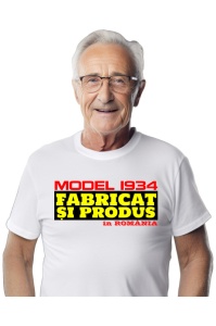 Tricou Barbat Personalizat cu anul nasterii 1934 imbracat de un barbat care a primit cadou tricoul personalizat