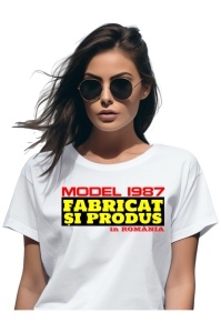 Tricou cadou dama personalizat cu anul nasterii 1987 purtat de o femeie care este bucurasa de tricoul primit cadou