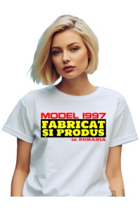Tricou cadou dama personalizat cu anul nasterii 1997 purtat de o femeie care este bucurasa de tricoul primit cadou