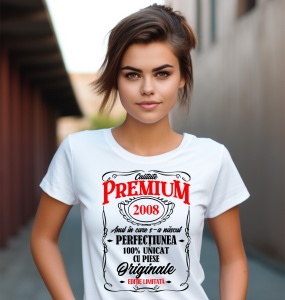 Femeie care poartă un tricou alb personalizat cu mesajul: ''2008, anul in care s-a nascut perfectiunea, 100% unicat cu piese originale''