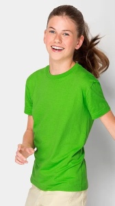 Fată zâmbitoare purtând un tricou verde mar, cu părul prins în coadă, alergând sau în mișcare, pe un fundal simplu.