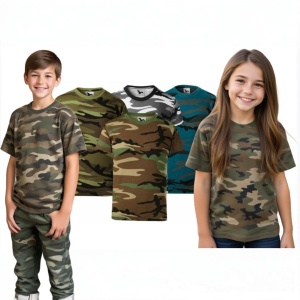 Băiat și fată zâmbitori purtând tricouri cu model camuflaj, alături de o selecție de tricouri camuflaj în diferite culori, inclusiv verde, maro, gri și albastru