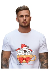 Bărbat purtând un tricou alb cu un design festiv de Crăciun, înfățișând trei pisici drăgălașe într-o ceașcă decorată cu o fundă roșie și fulgi de nea, purtând căciulițe de Moș Crăciun și textul ‘Merry Catmas’.